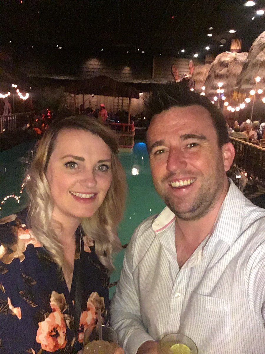 nikkiashley's tweet photo. Eating while being serenaded by a band floating down a swimming pool #tonga #fairmount #onlyinsanfrancisco #gladwebooked https://t.co/BjjR7sRlX8