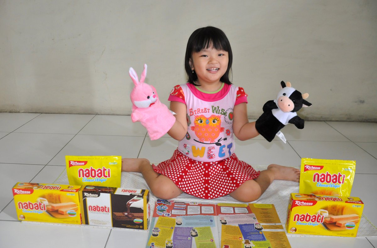 meiyenni_kim's tweet photo. Anakku senang banget bermain boneka tangan,bercerita kelinci&amp;sapi,lucu sekali. Senyumnya membuat saya bahagia #NikmatnyaSenyuman @Nabati_ID https://t.co/csfeIad9CV