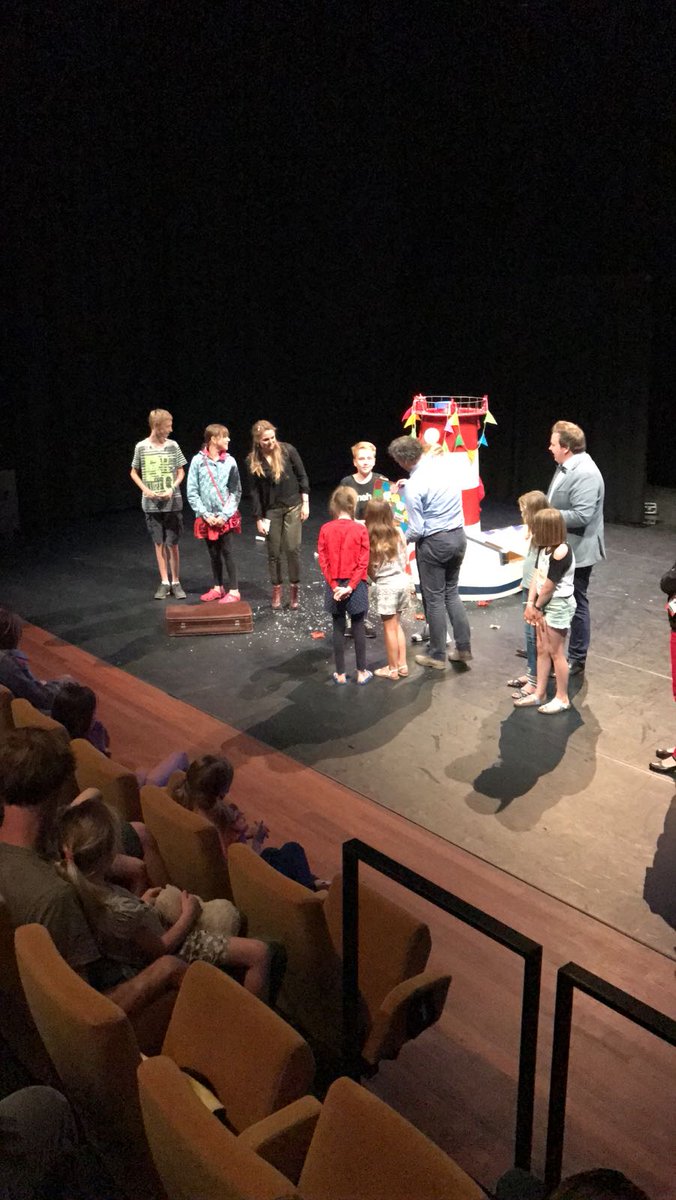 JTS_Dynamo's tweet photo. @GarageTDI ontvangt de Verwonder-waardering uit handen van de Theaterbende voor de voorstelling Rouwkost @ArtofWonder_JTF 
Gefeliciteerd! https://t.co/ElQ5T7bZWt