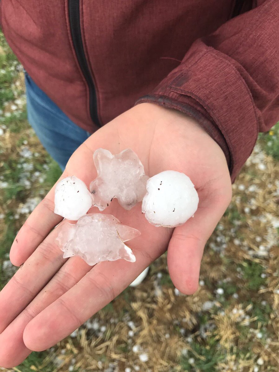 ElMudayyan's tweet photo. Lluvia y granizo en la provincia de Teruel. Y así se ve la tormenta desde lo más alto de @ElMudayyan. Comienza a llover ahora en Teruel. https://t.co/FQ3e9cZN6n