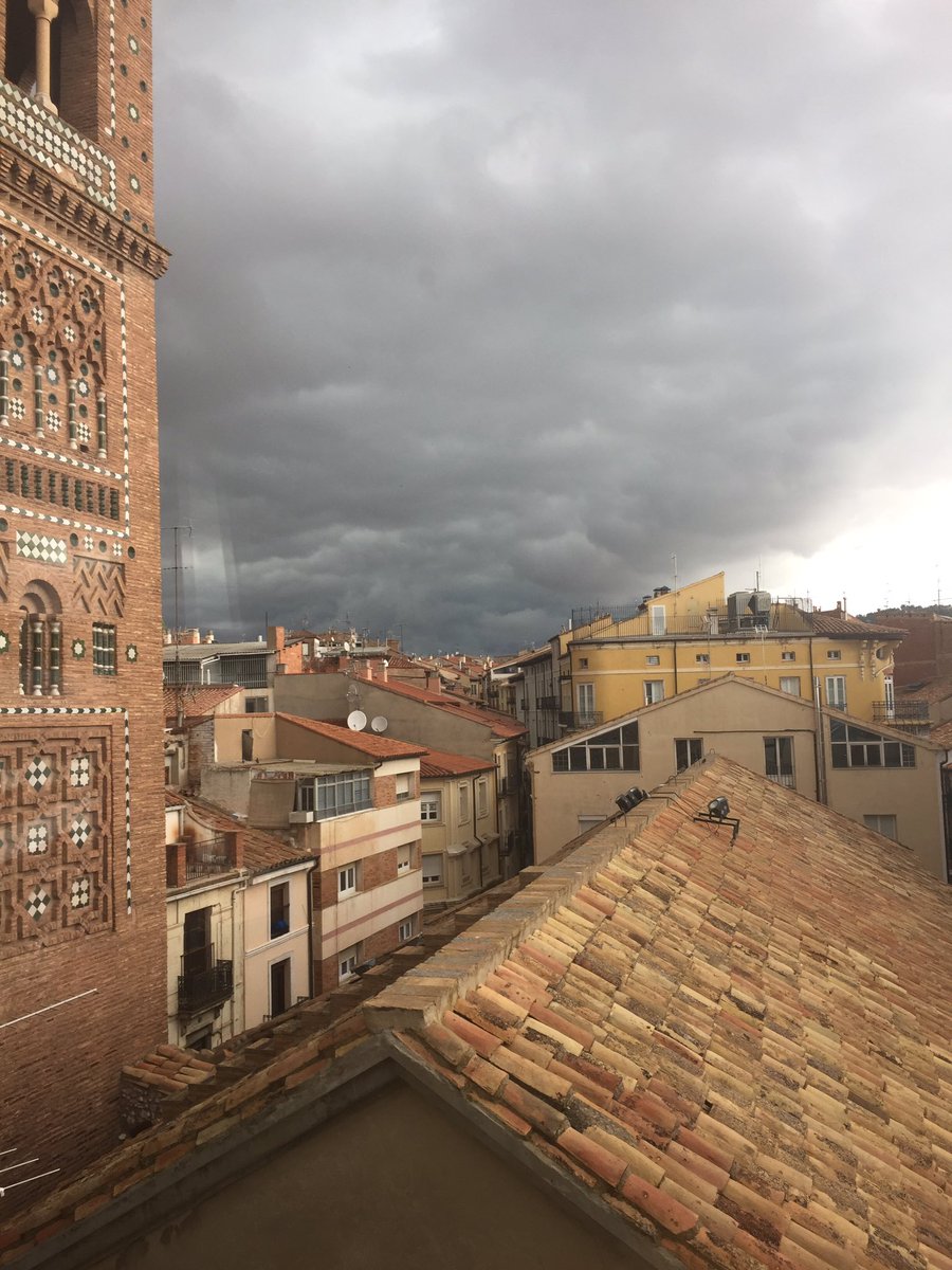 Lluvia y granizo en la provincia de Teruel. Y así se ve la tormenta desde lo más alto de <a href="/ElMudayyan/">Hotel El Mudayyan</a>. Comienza a llover ahora en Teruel.