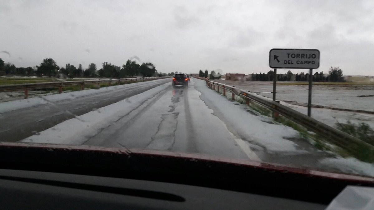 ElMudayyan's tweet photo. Lluvia y granizo en la provincia de Teruel. Y así se ve la tormenta desde lo más alto de @ElMudayyan. Comienza a llover ahora en Teruel. https://t.co/FQ3e9cZN6n