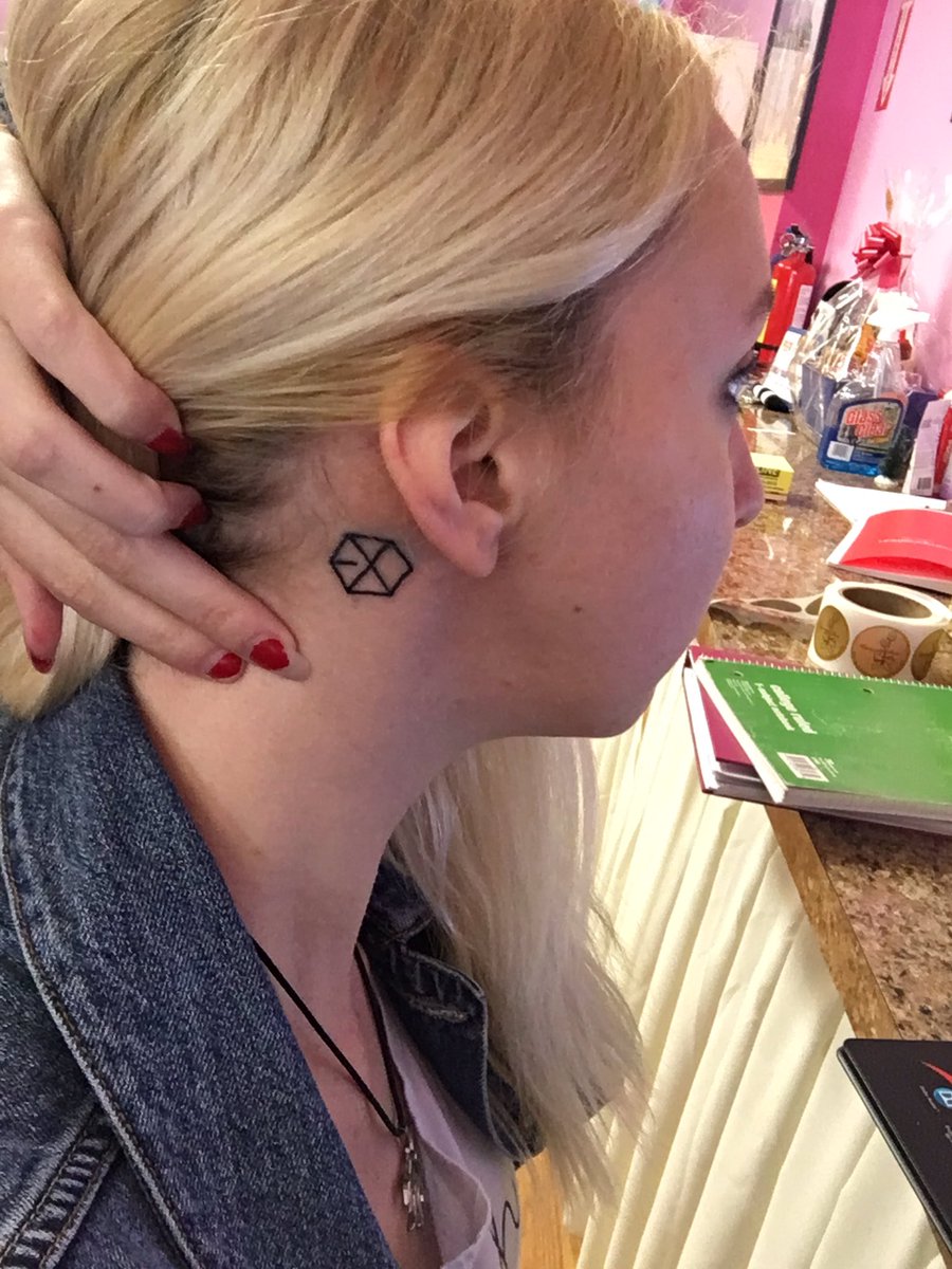 1919Susie's tweet photo. Took me like 20 tries to get a decent shot of it- and only a day old- but finally!! #EXO #tattoo #exolansis #EXOrDIUMdotinSeoul https://t.co/BGmwbvOPf5