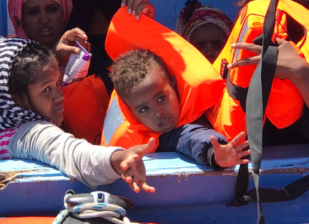 campsoscar's tweet photo. Está ocurriendo ahora y es infame, 9 bebes, 11 niños y 64 menores rescatados en la frontera entre la vida y la muerte. https://t.co/pWsnHs5wnc