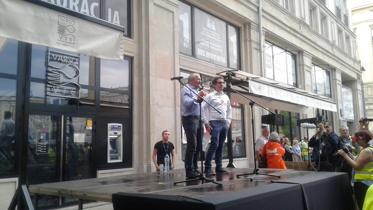 Kom_Obr_Dem_Int's tweet photo. Henryk Wujec is speaking now at #KOD #All4Freedom demo, Warsaw https://t.co/OjFIGI855c