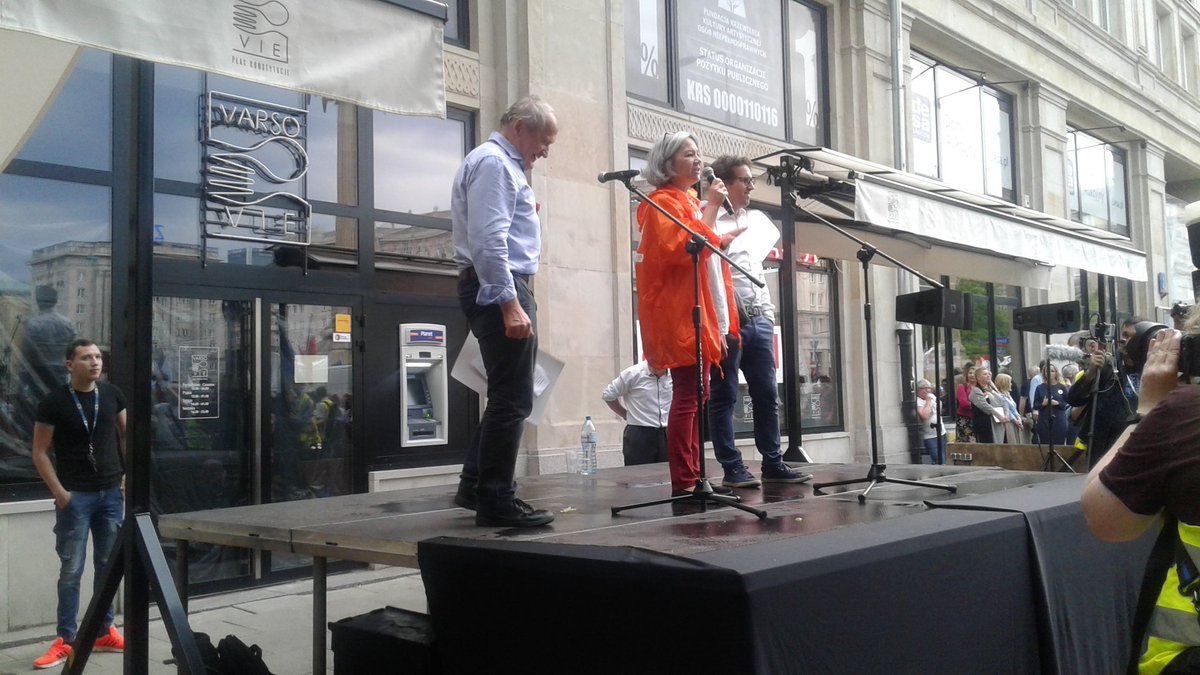 Kom_Obr_Dem_Int's tweet photo. Henryk Wujec is speaking now at #KOD #All4Freedom demo, Warsaw https://t.co/OjFIGI855c