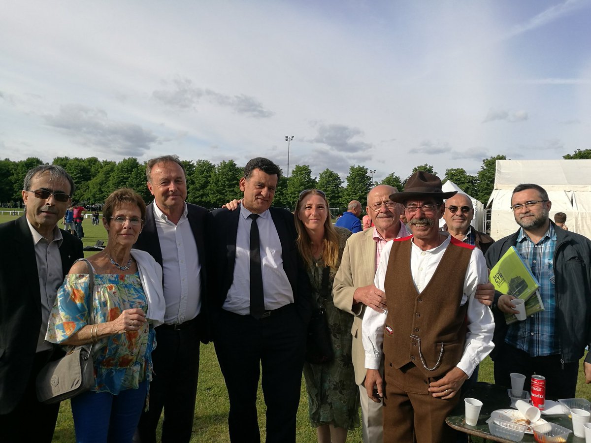 HLancelin's tweet photo. Rencontre à @Saintcyrlecole de la communauté portugaise durant la fête de la Luso avec @JMFourgous, @brau_sonia et @BernardDebain https://t.co/Zm2yBjioFT