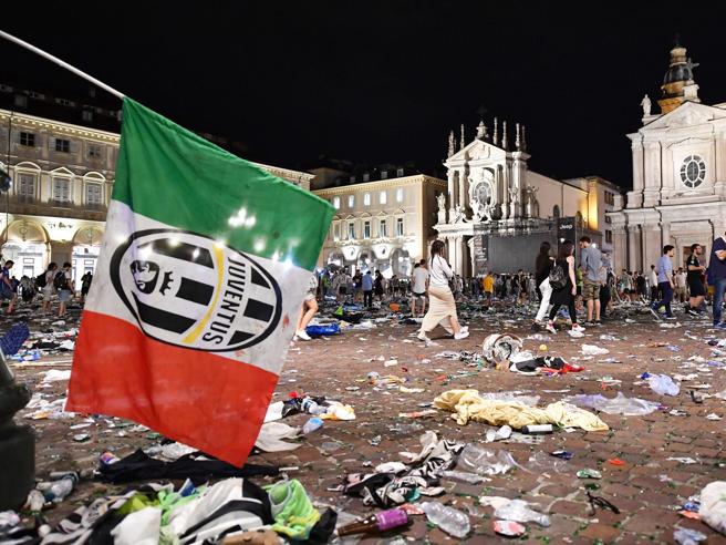 Corriere's tweet photo. Torino, il momento in cui inizia il caos: si cerca «il ragazzo a torso nudo» Video https://t.co/tM1jx58jmU https://t.co/i9VgKPmdC8