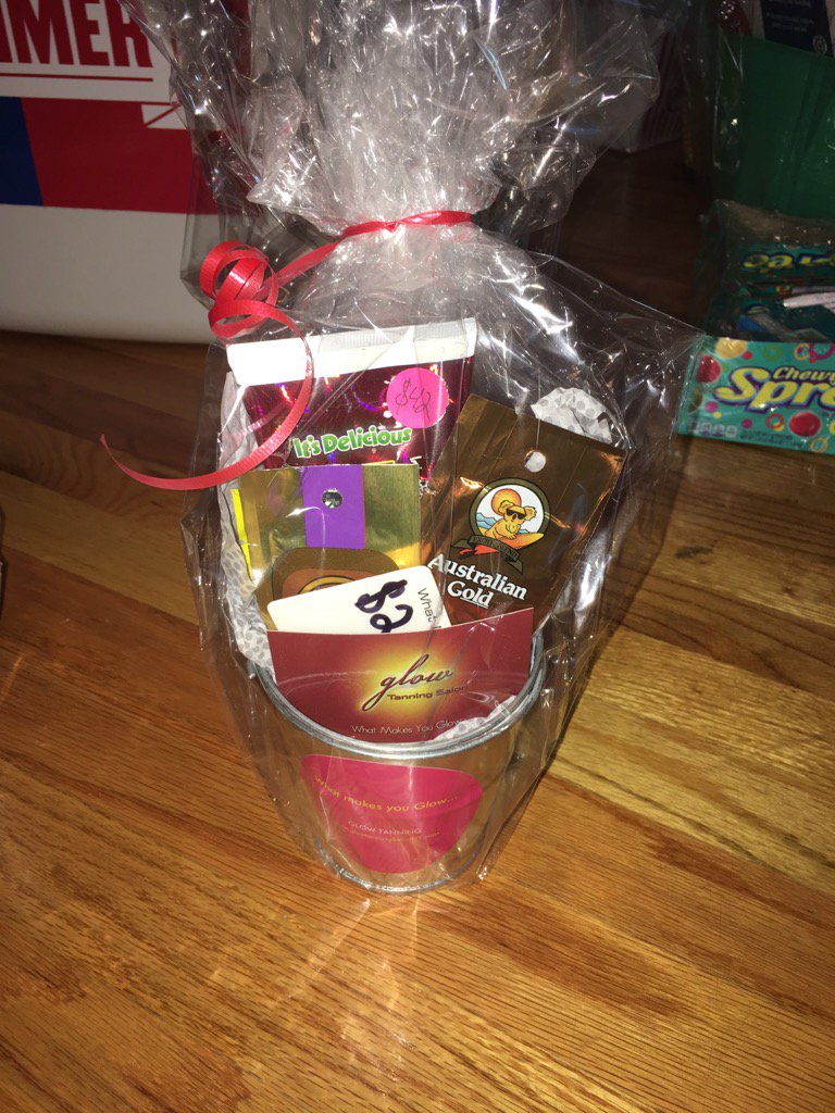 ConnetquotTriM's tweet photo. A $25 gift card to Glow Tanning Salon, and tanning supplies valued at over $100! https://t.co/UZJ3c5nxa4