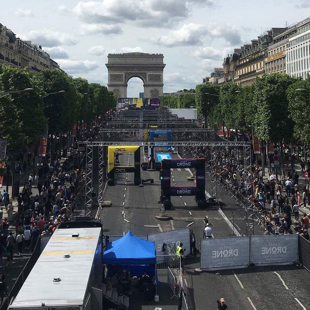 TheDarkPixel's tweet photo. Petite illustration de la réussite que fut le #parisdronefest #dronesrule #dronephotography #quadcopter #quaddicti… https://t.co/FyxO99Uf1X https://t.co/Q48qU75JcF