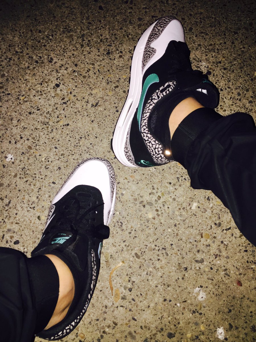GraciasPdx's tweet photo. Decide to wear one of my favorite sneakers of all time. #atmos #AIRMAX #nike #swoosh #atmosairmax https://t.co/bUlfSvkqdk