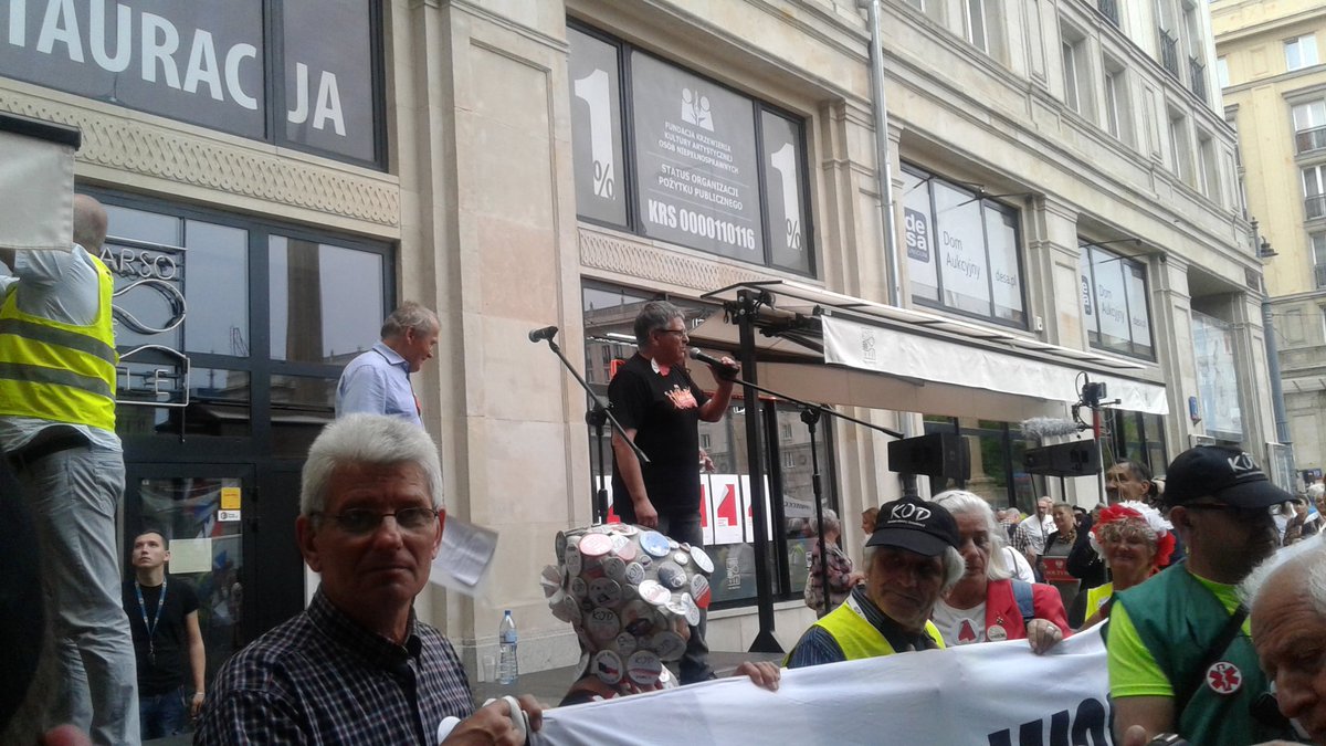 Kom_Obr_Dem_Int's tweet photo. Best wishes for Free Poland from representatives of local governments and NGOs
#KOD #All4Freedom demo, Warsaw https://t.co/vDlJDFFMu9