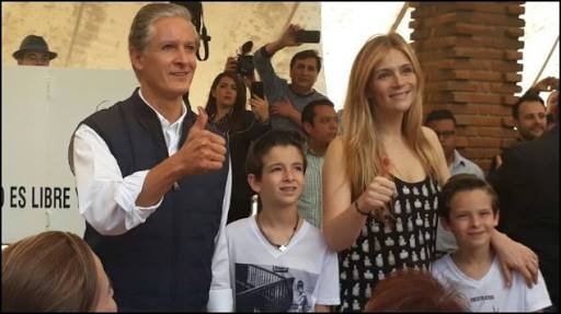 NoticiasCDMX1's tweet photo. #EleccionesEdoMex2017 Ya, los cuatro candidatos más importantes en estas elecciones han emitido su voto en diferentes municipios del #EdoMex https://t.co/wsHmVeqV75