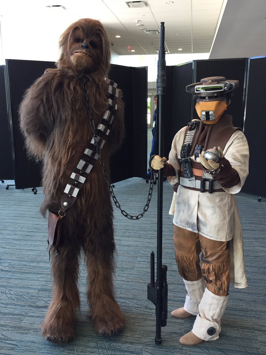 javiemall's tweet photo. Always let the Wookie win! Met @TheWookieeRoars from @starwars today at @NFComicCon #GGWWWRGHH #laughitupfuzzball https://t.co/DKXctx2em3