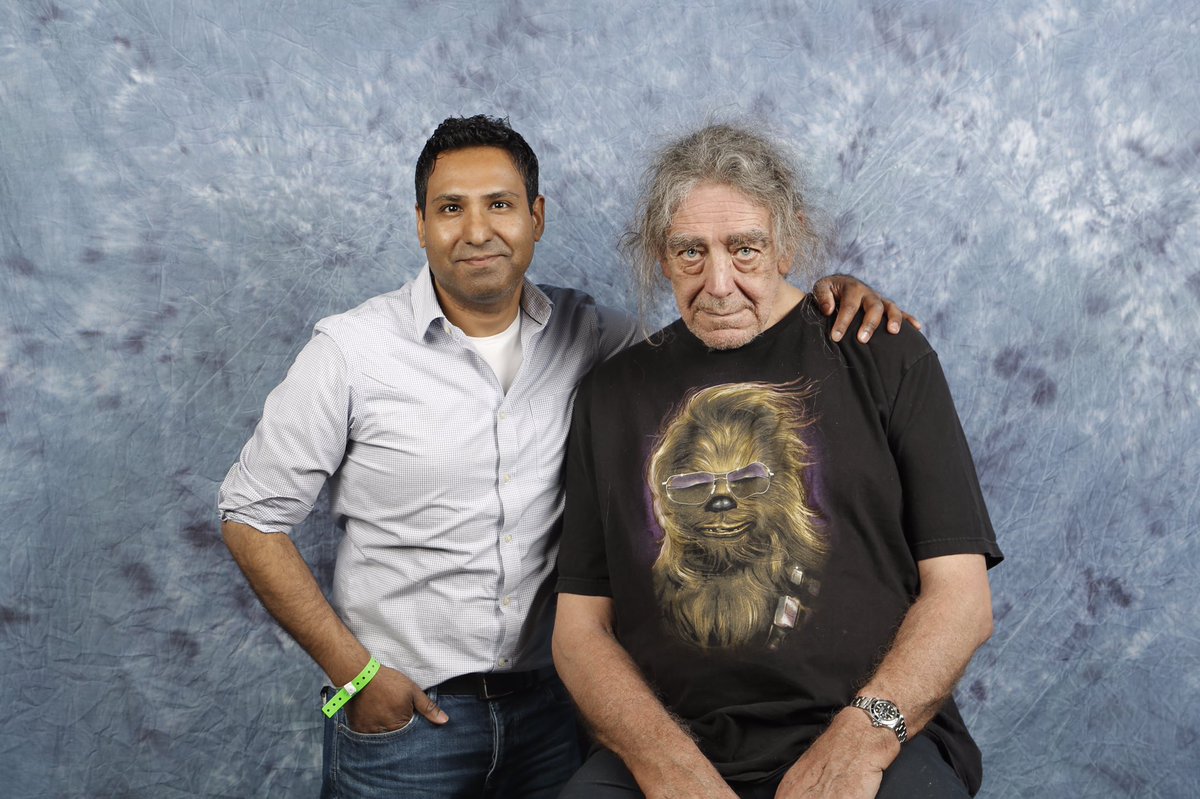 javiemall's tweet photo. Always let the Wookie win! Met @TheWookieeRoars from @starwars today at @NFComicCon #GGWWWRGHH #laughitupfuzzball https://t.co/DKXctx2em3