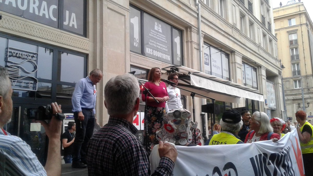 Kom_Obr_Dem_Int's tweet photo. Best wishes for Free Poland from representatives of local governments and NGOs
#KOD #All4Freedom demo, Warsaw https://t.co/vDlJDFFMu9