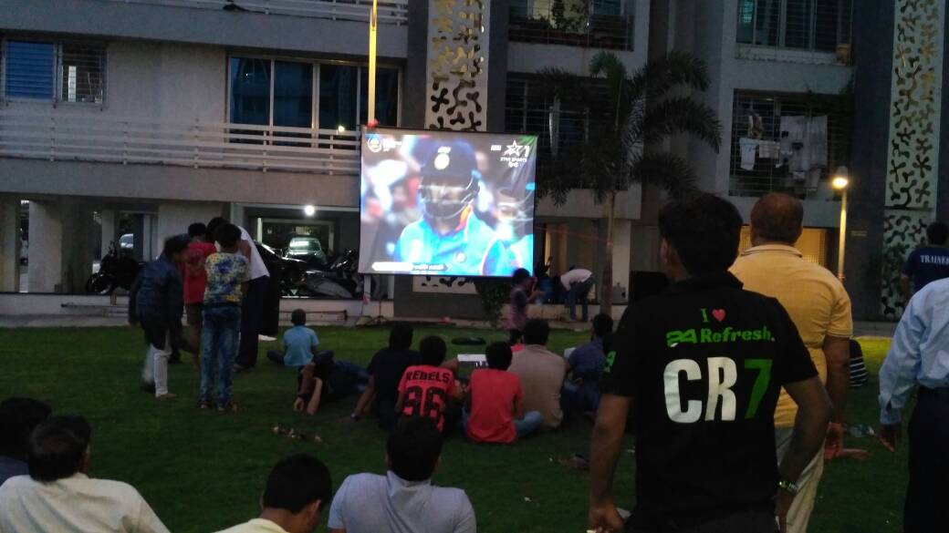 MYRJ_Pratiksha's tweet photo. #indiavspakistan #iccchampionstrophy2017 #excitment #confidence2017 #IndianCricketTeam khelo dil se jiyo dil se #indiavspak @ApnuSurat https://t.co/O1jTQUSrzk