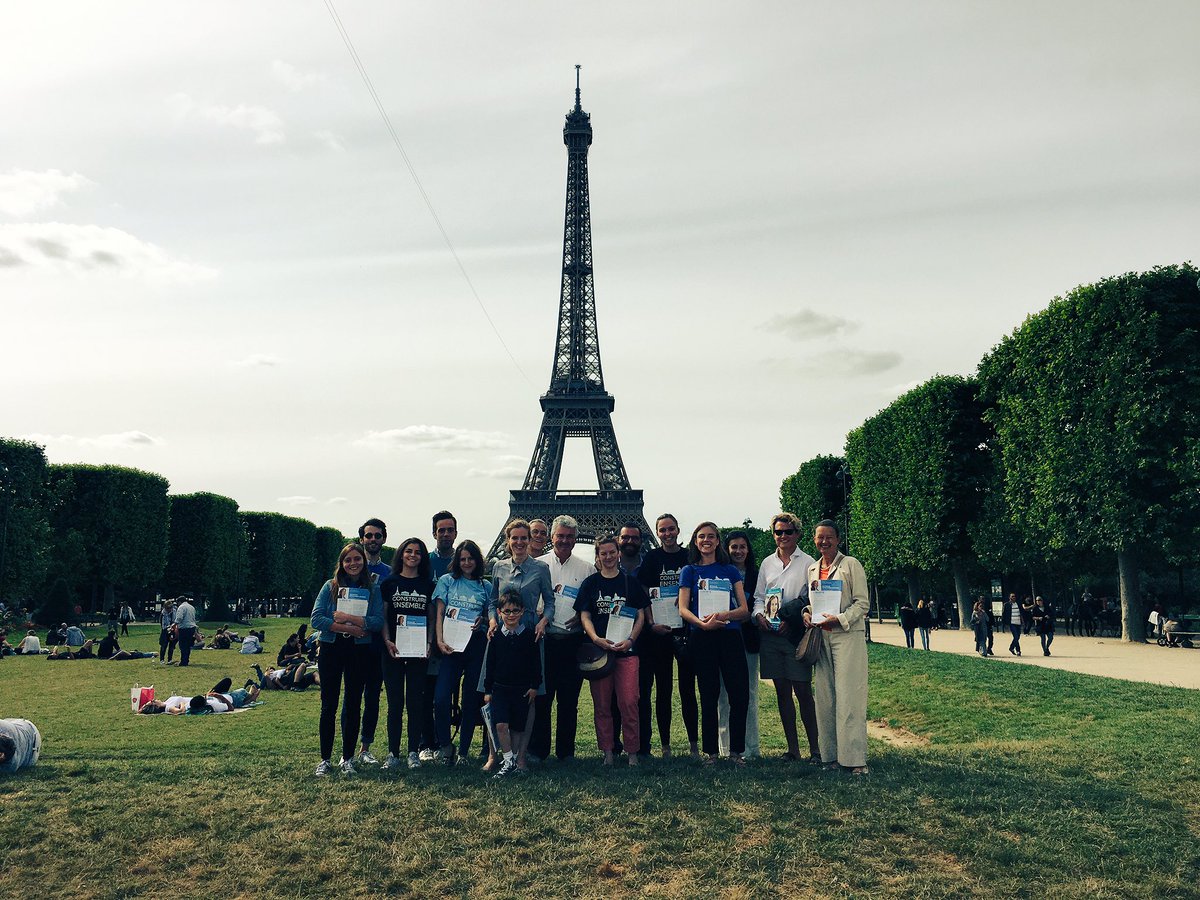 nkm_paris's tweet photo. La permanence mobile de @nk_m s'est arrêtée cet après-midi au Champ de Mars 😉 #Paris7 #NKM https://t.co/l853GluWuI
