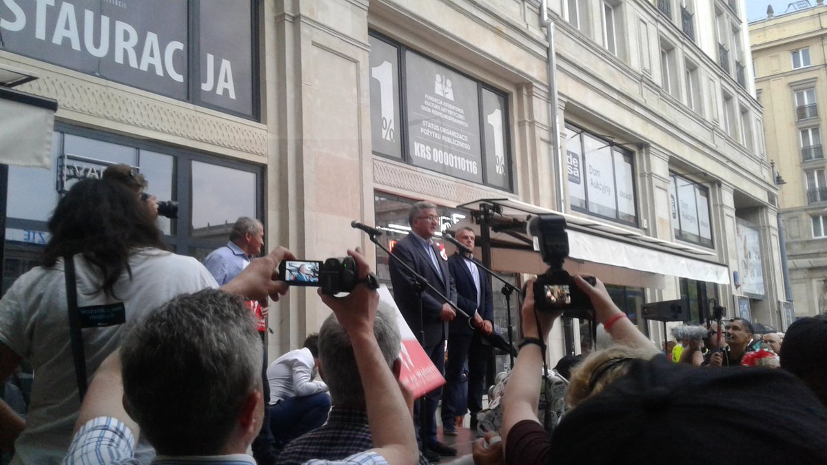 Kom_Obr_Dem_Int's tweet photo. Former President is celebrating Polish Freedom Day with #KOD at #All4Freedom demo Warsaw
To Freedom!! To Poland!! https://t.co/hBmP4IWzel