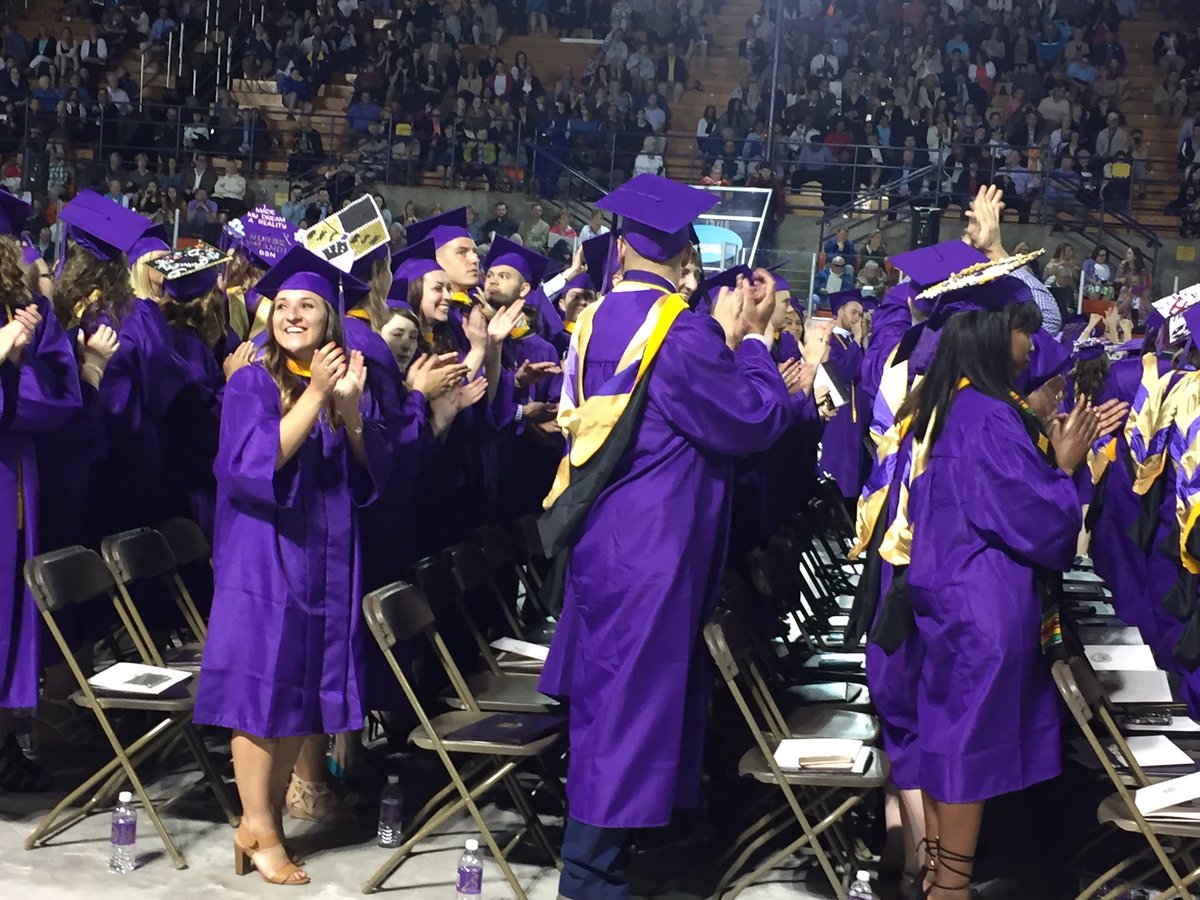 ElmiraCollege's tweet photo. Congratulations #ECClassof2017!! #ElmiraProud #2017Commencement https://t.co/9Nr0f4nTI8
