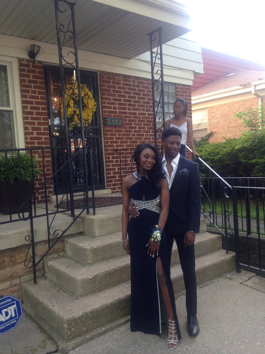 Tndo_deuce2's tweet photo. #Prom2k17 Dat Way 🤘🏾🤙🏾 https://t.co/D9Inf2oBVJ