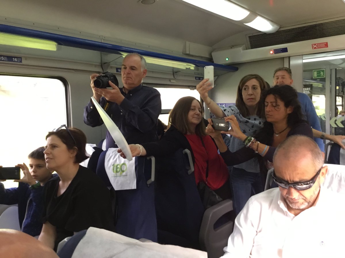 sonriasbaixas's tweet photo. 🚂🎤🎸🎶 La banda sonora del #AtlanticoExpress: @basantaband @tinchofernan
@najlashami @mounqup #RíasBaixasFests 🙌 increíbles! https://t.co/W3EM7TL0r7
