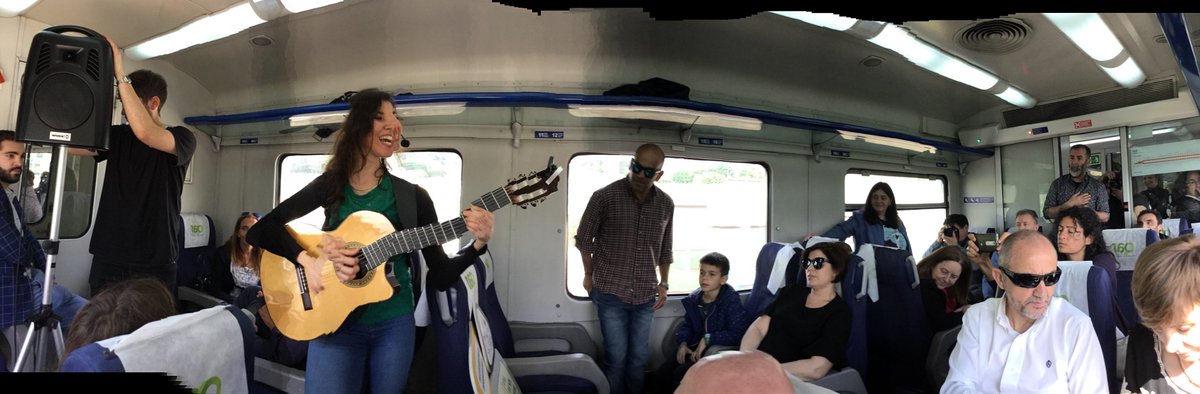 sonriasbaixas's tweet photo. 🚂🎤🎸🎶 La banda sonora del #AtlanticoExpress: @basantaband @tinchofernan
@najlashami @mounqup #RíasBaixasFests 🙌 increíbles! https://t.co/W3EM7TL0r7