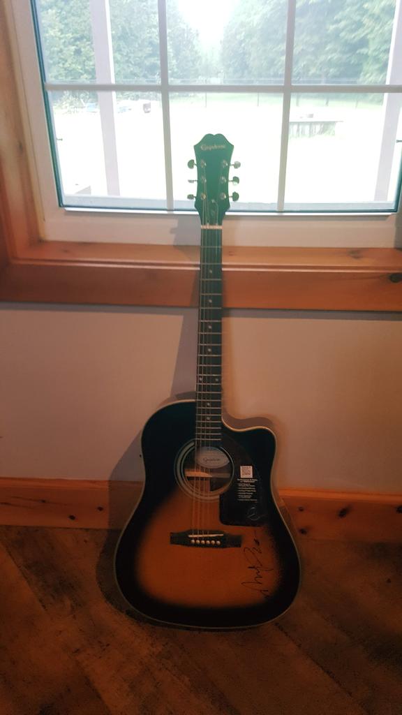 CaitlinDwight's tweet photo. @KX96 @MegPatrickMusic  @CosmoMusic thank you for making me the winner of the Megan Patrick meet and greet and for the #Epiphone guitar. https://t.co/cR8fZmrLdJ