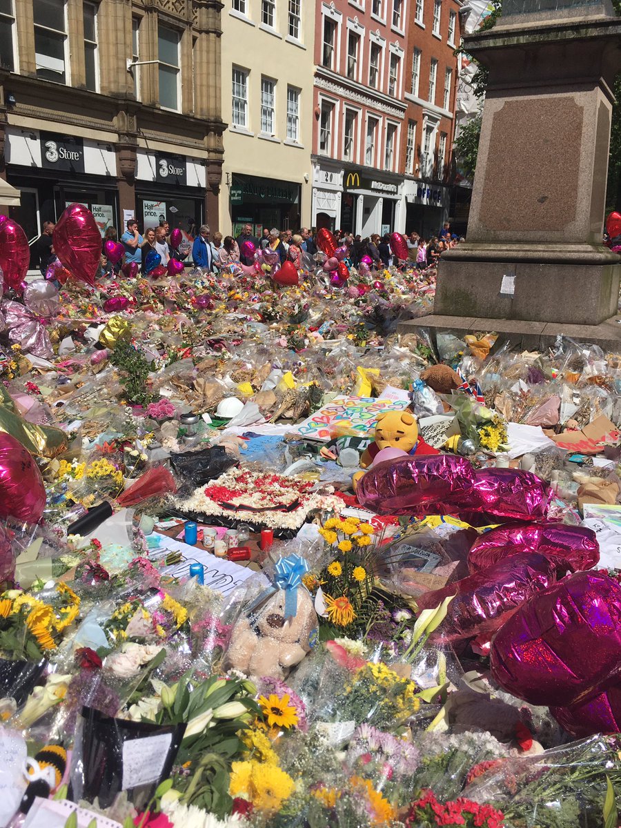 heslop_jo's tweet photo. Came here today to pay our respects....so quiet in the midst of a city, totally moved to tears. #RIPthe 22. @ILoveMCR https://t.co/8rXTBOtITn