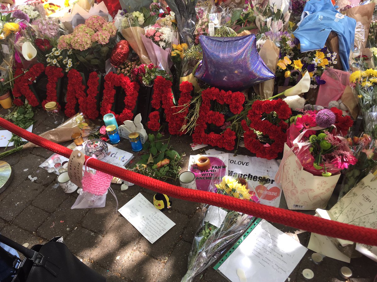 heslop_jo's tweet photo. Came here today to pay our respects....so quiet in the midst of a city, totally moved to tears. #RIPthe 22. @ILoveMCR https://t.co/8rXTBOtITn