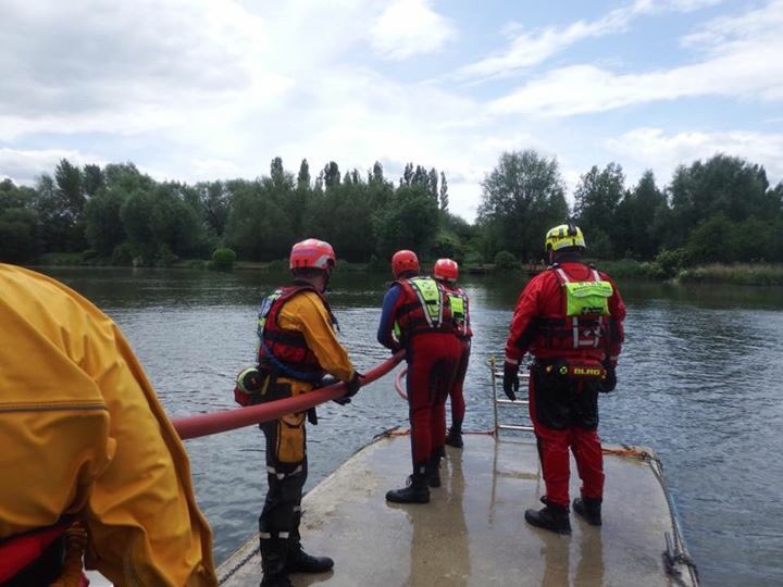 hertsboatrescue's tweet photo. Herts boat rescue and the #DLRG #rescue team today open water, 
Some cross training
#waterrescue #hertfordshire #friedberg #bishopsstortford https://t.co/YkHa47lvkw