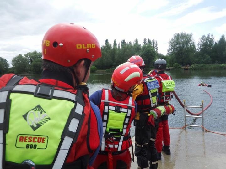 hertsboatrescue's tweet photo. Herts boat rescue and the #DLRG #rescue team today open water, 
Some cross training
#waterrescue #hertfordshire #friedberg #bishopsstortford https://t.co/YkHa47lvkw