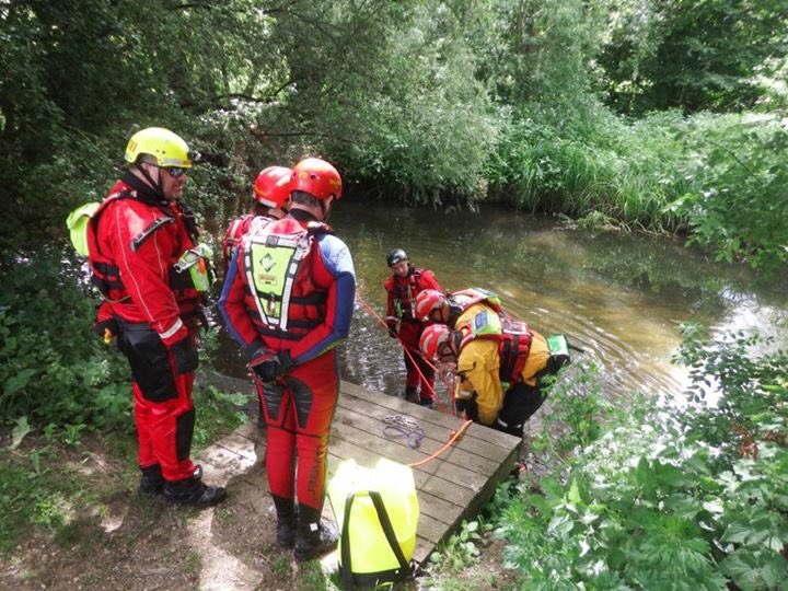 hertsboatrescue's tweet photo. Herts boat rescue and the #DLRG #rescue team today open water, 
Some cross training
#waterrescue #hertfordshire #friedberg #bishopsstortford https://t.co/YkHa47lvkw