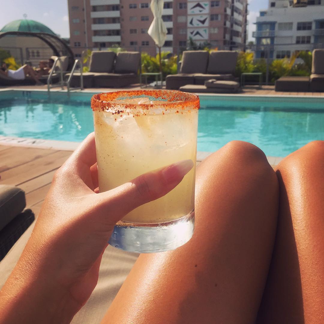 TheRedburySB's tweet photo. Sunday Funday with a round of poolside drinks #TheRedbury #lifeisgood #dashofspice #poolvibes https://t.co/JRjo4n1iBk