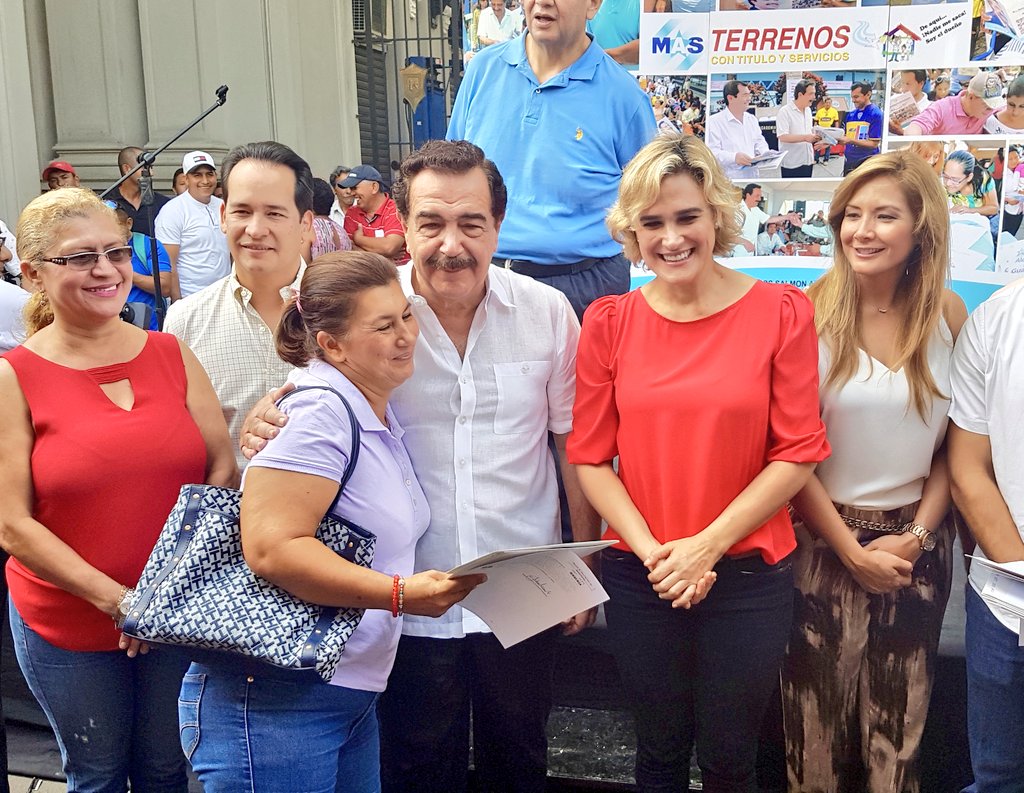 jaimenebotsaadi's tweet photo. ¡Más bienestar para nuestros ciudadanos!
2.067 familias se benefician con la adjudicación del programa habitacional municipal “Mi Lote 1”. https://t.co/cdETy0k8Jd