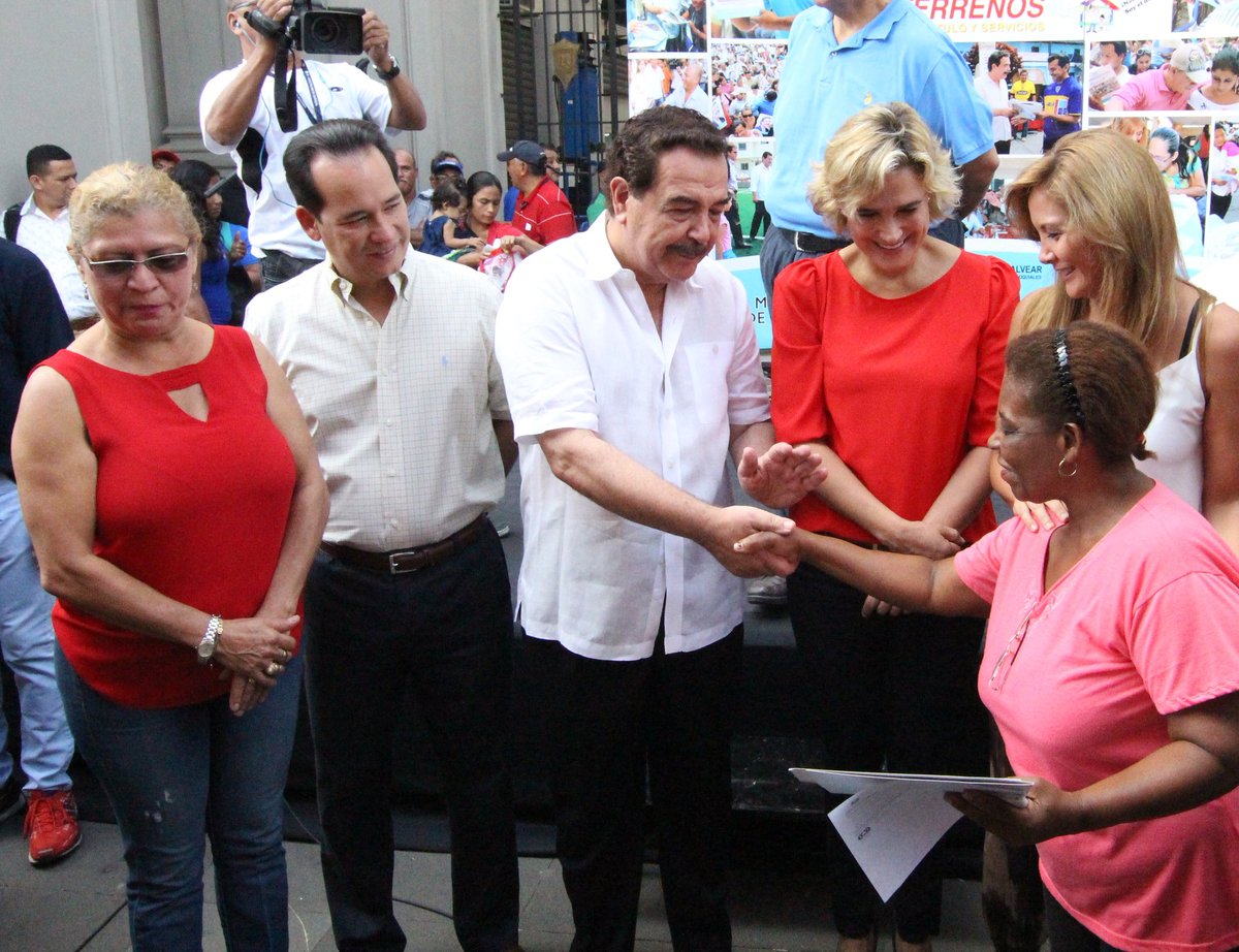 jaimenebotsaadi's tweet photo. ¡Más bienestar para nuestros ciudadanos!
2.067 familias se benefician con la adjudicación del programa habitacional municipal “Mi Lote 1”. https://t.co/cdETy0k8Jd