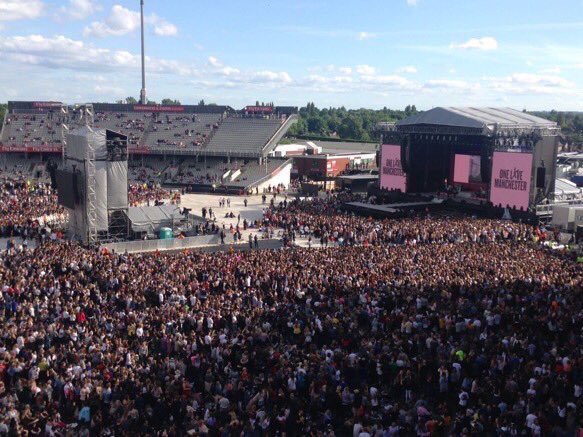 rtl1025's tweet photo. Che colpo d'occhio!!! 😱 Tutti uniti nel nome della musica e della libertà contro la paura #OneLoveManchester https://t.co/29PL2o376m
