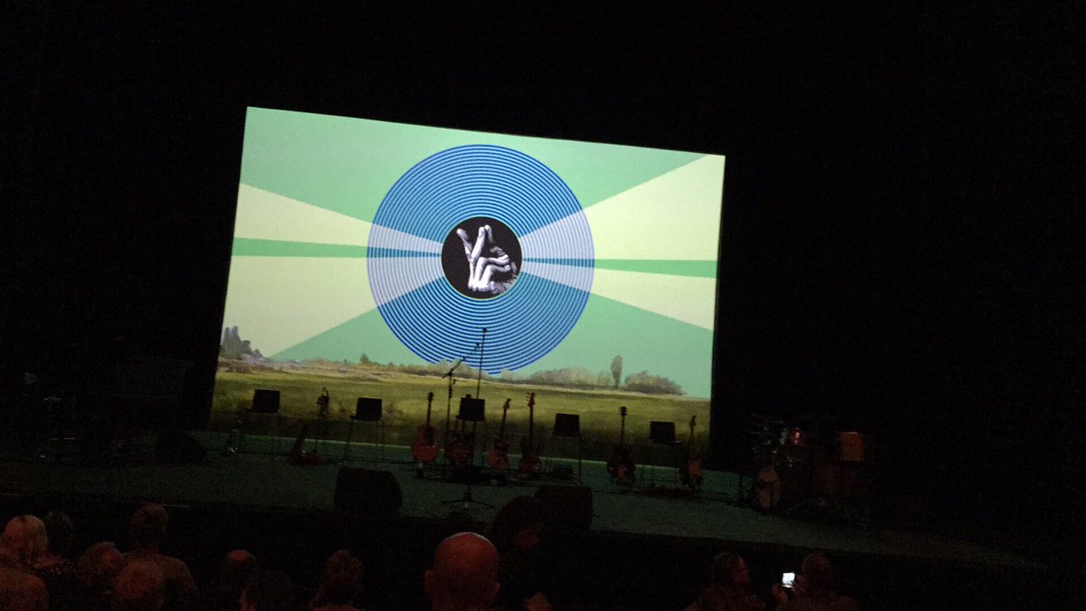 PieterTammens's tweet photo. Wat een luxe! Op de eerste rij bij @dedijkrocks #Groef @theatercarre 'Vrienden! Vriendinnen!🎶🎶🎶🎺🎺🎺'! Samen met The Misses @InezTammens https://t.co/FYz9xXwhGw