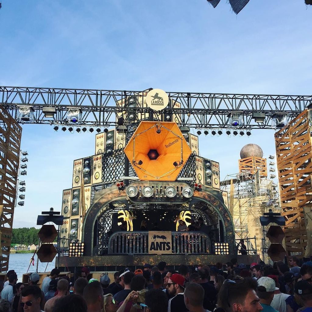 FuzzMagazine's tweet photo. Grote toeter! @hotsince82 @laroccaclub @unitedants #speakers #fuzzmag #fuzzontour https://t.co/XWirKV0l7X https://t.co/PQRNng4ANU