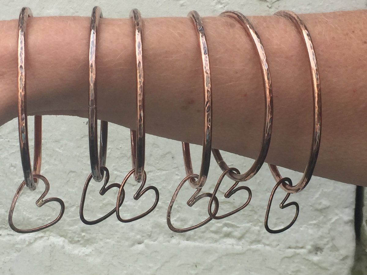 LonelyCove's tweet photo. Good Evening #Crafthour #onlinecraft #craftbuzz #womaninbiz #etsychaching
#copperbangles with #hearts https://t.co/hVa2Gr3tb8 via @Etsy https://t.co/eMWiq9jCIK
