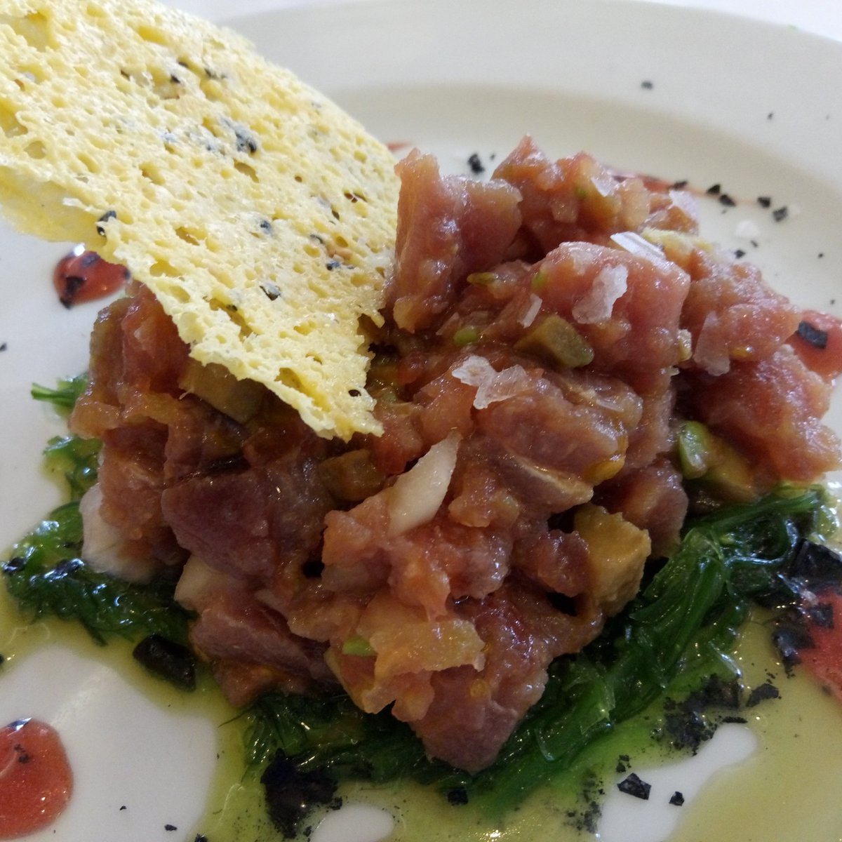 Chitazii's tweet photo. Tartar de Atun sobre cama de alga wacame y galleta de parmesano. #LosBartolos #gourmet #comida #MasterChef https://t.co/yJ9PSjmrP6