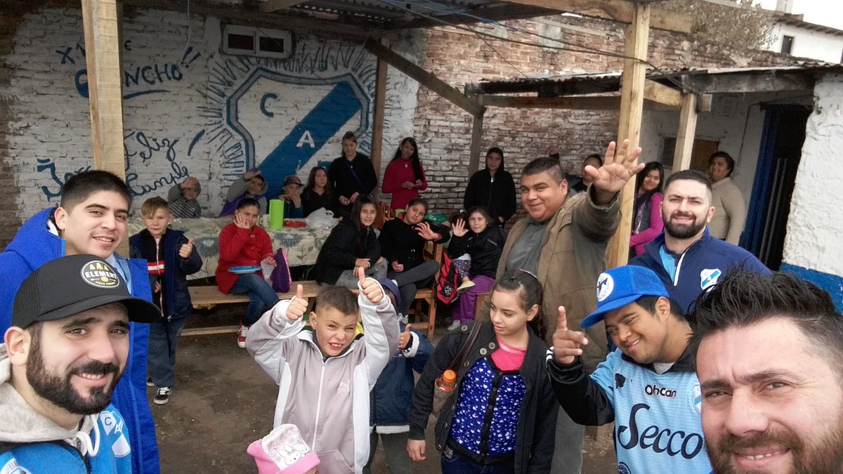 tattoo_seba's tweet photo. Esto es Temperley!!! Ya pueden empezar a envidiarnos.... los chicos de los barrios llegan a primerA, cada dia somos mas de esto se trata https://t.co/GHVKfnUq65