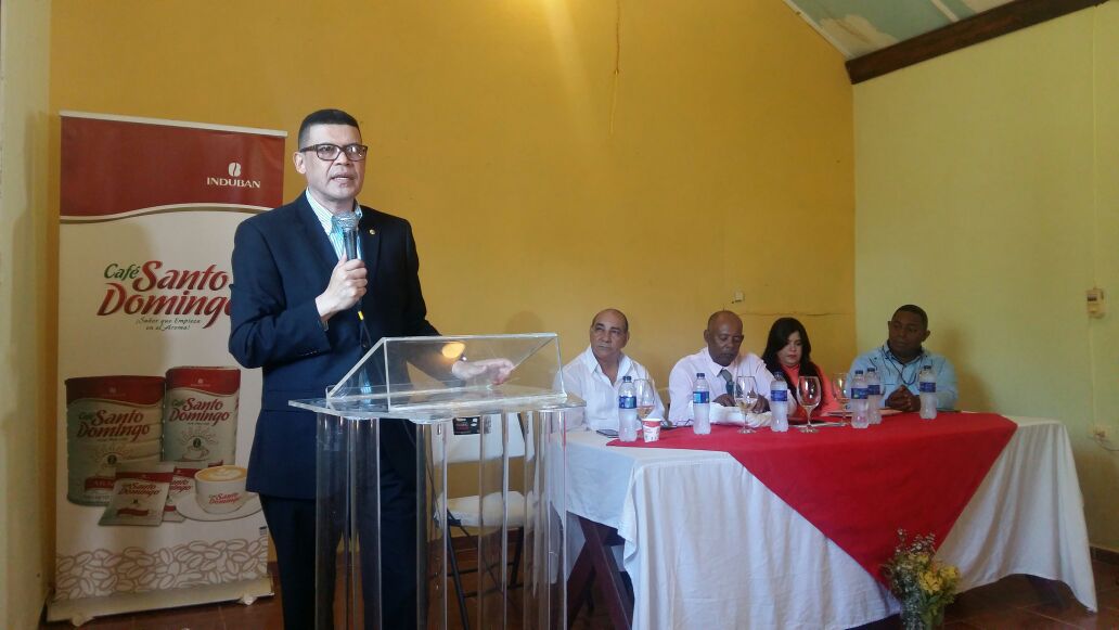 IngFerm's tweet photo. El Gobernador de Espaillat Lic. Dilone Ovalles juramentando a la unión de periodista del Cibao en su 2do aniversario @GobEspaillat https://t.co/w6XiFk6LVu