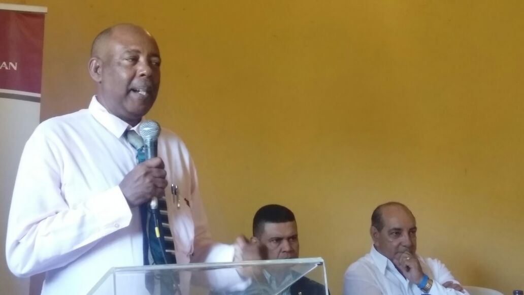 IngFerm's tweet photo. El Gobernador de Espaillat Lic. Dilone Ovalles juramentando a la unión de periodista del Cibao en su 2do aniversario @GobEspaillat https://t.co/w6XiFk6LVu