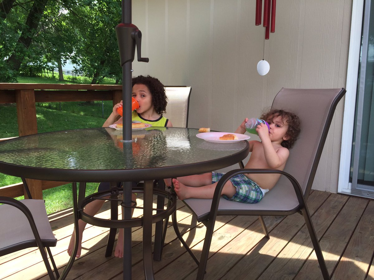 ArvinBarr's tweet photo. Lunch outside https://t.co/UAEdGaa4Tp