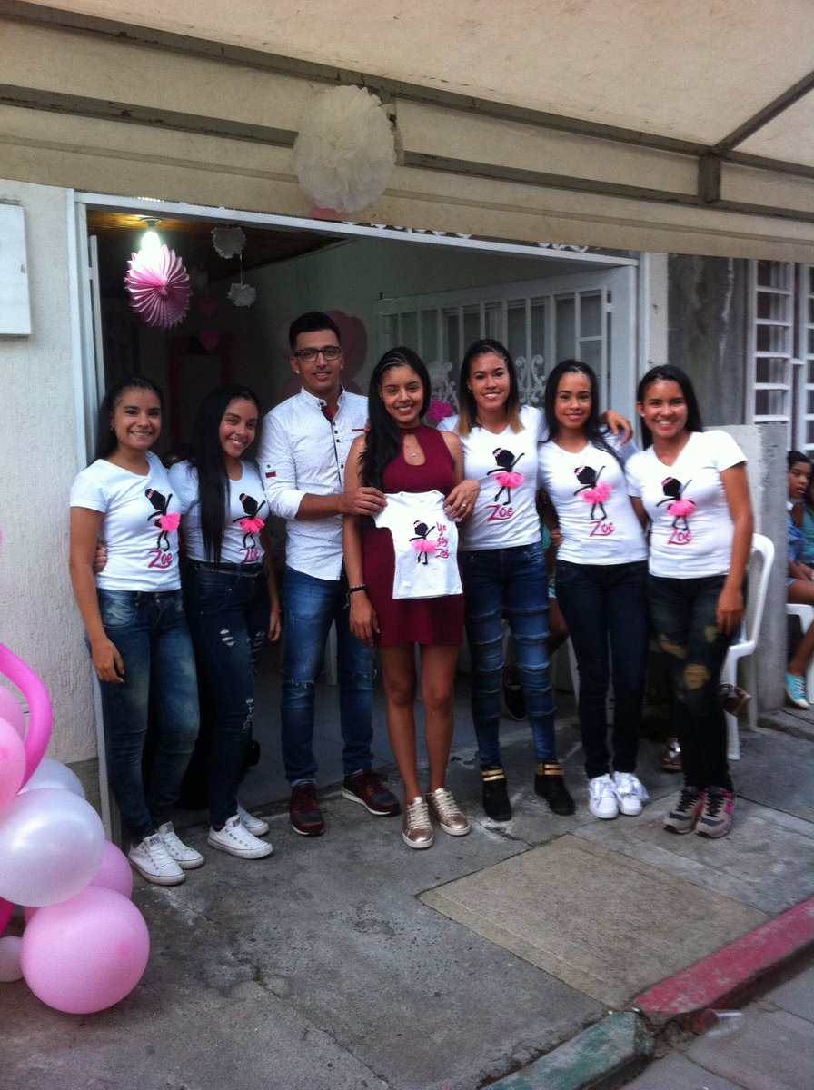 SwaggerPitufo's tweet photo. #TotoFamily #Zoe #BabyShower https://t.co/u7iZIQsNiv