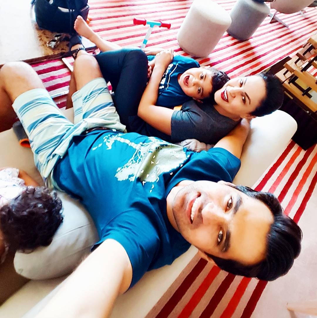 SocialDiaryMagz's tweet photo. Family time #adorableclick of #beautifulfamily @veenamalik #Socialdiary #happinessprevails #SocialDiaryMagazine https://t.co/kj1G7MHoBN