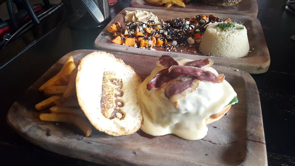 ejmontest's tweet photo. @soullaroma Gran descubrimiento de una alternativa relevante y un concepto integral, la hamburguesa protagonista es un must. @soullaroma #ComoComoMarco https://t.co/EK8qgtrBqw