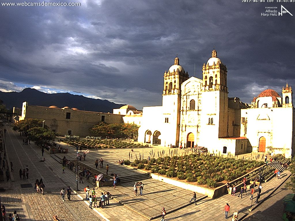 ¡Qué tal! Así luce el cielo de #Oaxaca en este momento. Vista Exconvento de Santo Domingo. Temperatura actual: 25º C. Vía <a href="/FundacionAHHO/">Fundación Alfredo Harp Helú Oaxaca</a>