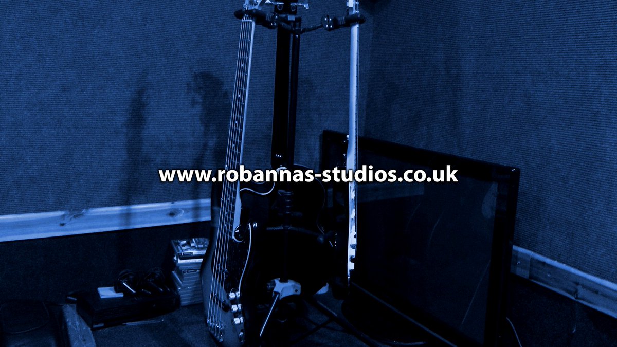 SteveGhostwords's tweet photo. Excellent auditions this afternoon for #AllBadThings. Many thanks to the terrific actors who joined us, and to our host, Rob at #Robannas. https://t.co/iLnLZeVQ0L